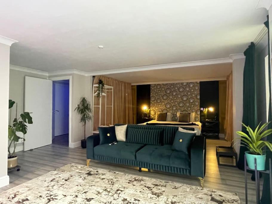 The Exclusive Jacuzzi Apartment Μπέρμιγχαμ Εξωτερικό φωτογραφία